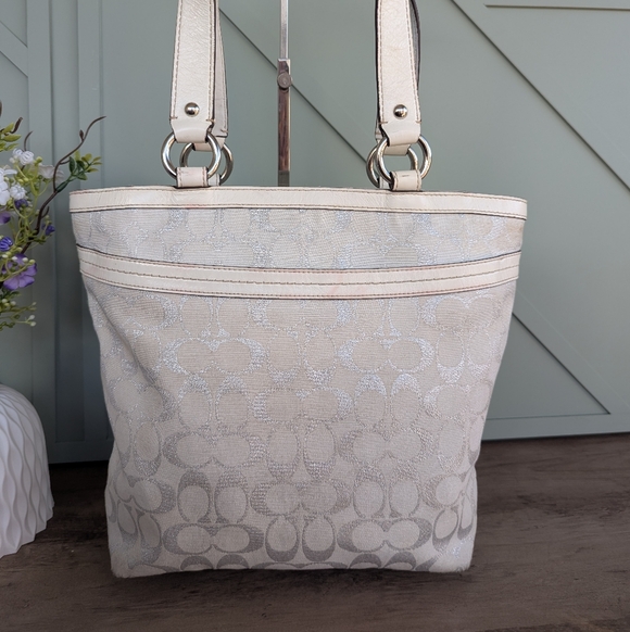 Coach Penelope Signature Lunch Tote, typically identified by - Picture 6 of 14